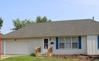 Building Photo - Large 5 bed 2 full bath Home in Independence