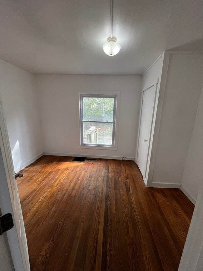 Building Photo - 3 Bedroom 1 Bathroom House (move in ready)