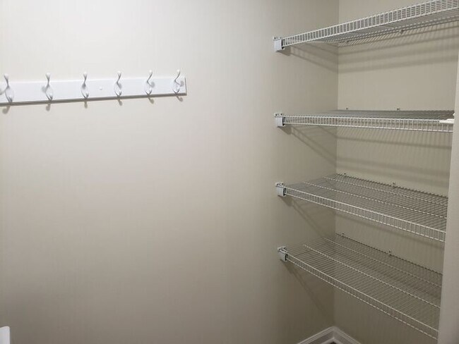 Building Photo - South Nashville Flat Overlooking Pool