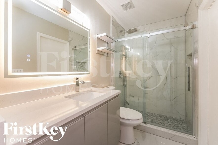 Building Photo - 530 NE 15th Terrace