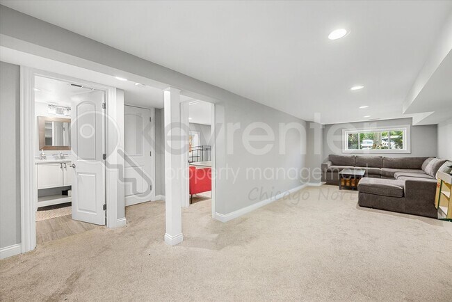 Building Photo - 4230 N Oriole Ave