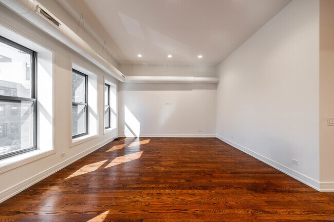 Building Photo - 2500 W Chicago Ave