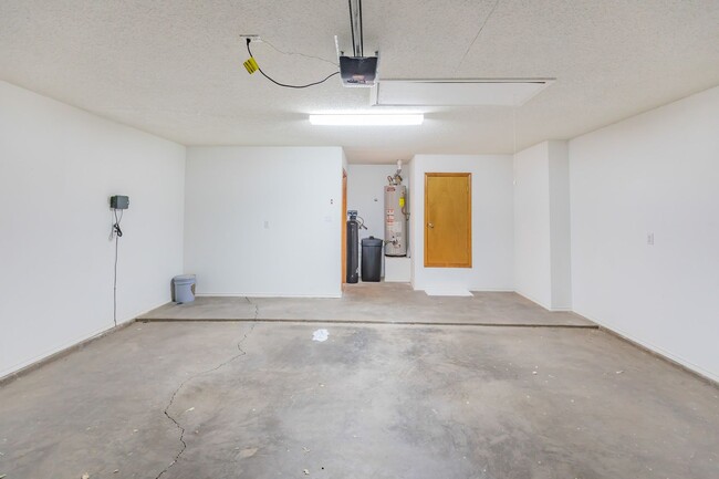 Building Photo - Inviting 3 Bed 2 Bath - Pet Friendly!