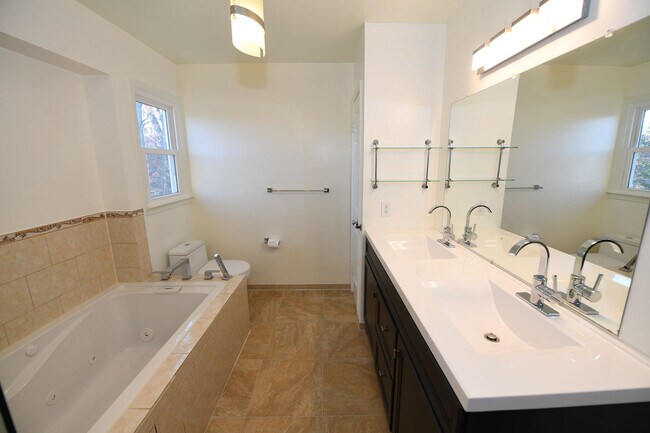 Building Photo - Gorgeous 4 BR 2+2 Baths Colonial - Finished Walk-Out Basement and Car Garage