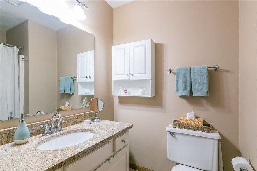 Main Bathroom Main Level - 1037 Fountain Dr