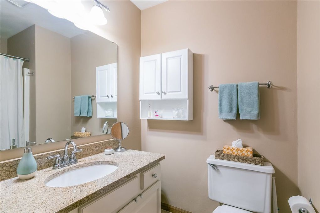Main Bathroom Main Level - 1037 Fountain Dr