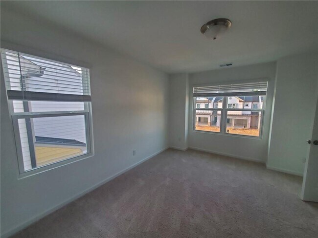 Building Photo - 5745 Thornton Dr