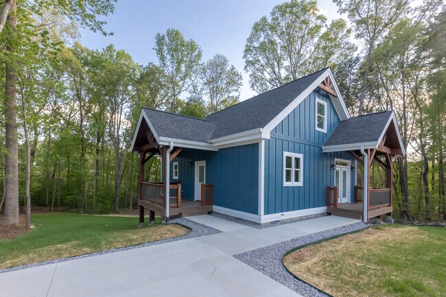 Building Photo - 2045 Southfork Dr