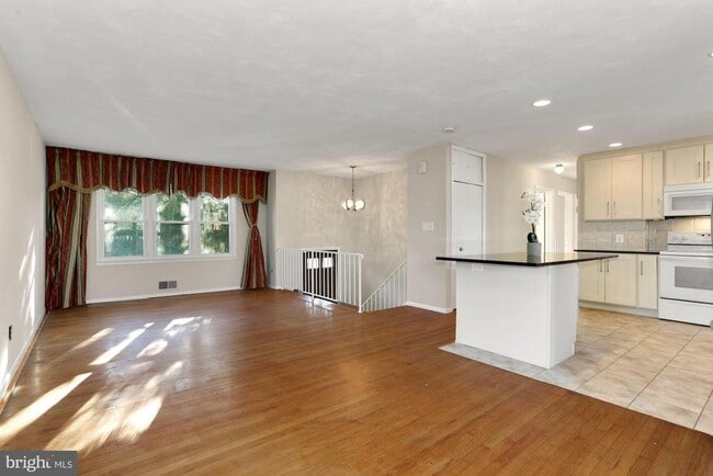 Primary Photo - 2032 Greenwich St