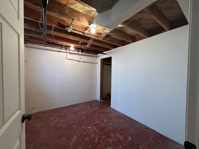 Building Photo - $0 DEPOSIT OPTIONS. CHARMING 4-BEDROOM HOM...