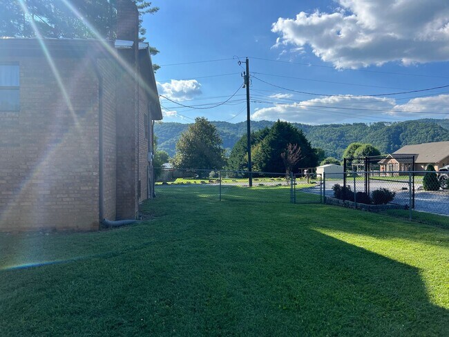 Building Photo - 2 bedroom, 1.5full bath House for rent on ...