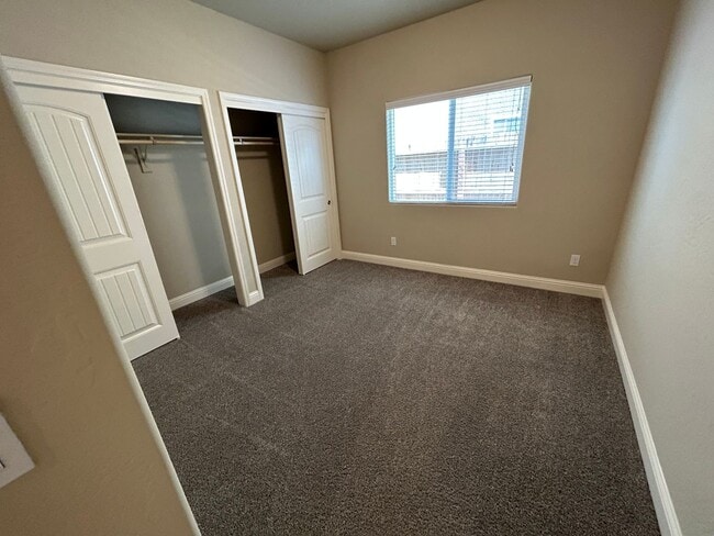 Building Photo - Beautiful 4 Bedroom 2 Bathroom Home in SE Visalia with Solar and Yard Care!
