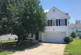 Building Photo - Spacious Home with Oversized Bedrooms & Op...