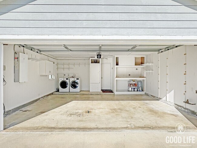 Building Photo - Bright Modern Home in Twin Oaks Golf Course