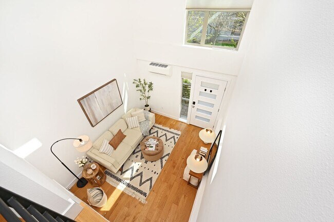 Building Photo - Modern 2BR End-Unit Townhome with Two Rooftop Decks