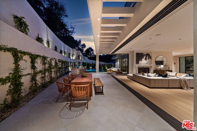 Building Photo - 10950 Verano Rd