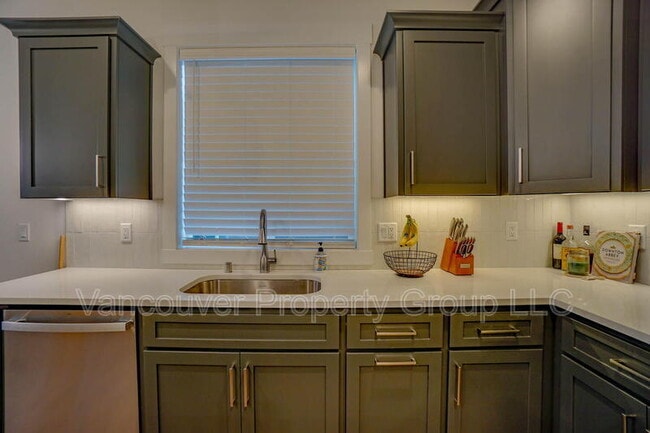 Building Photo - 737 SE 38th St