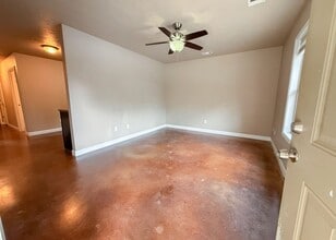 Building Photo - Commutable 2/1 Apartment • Water Included • Batesville