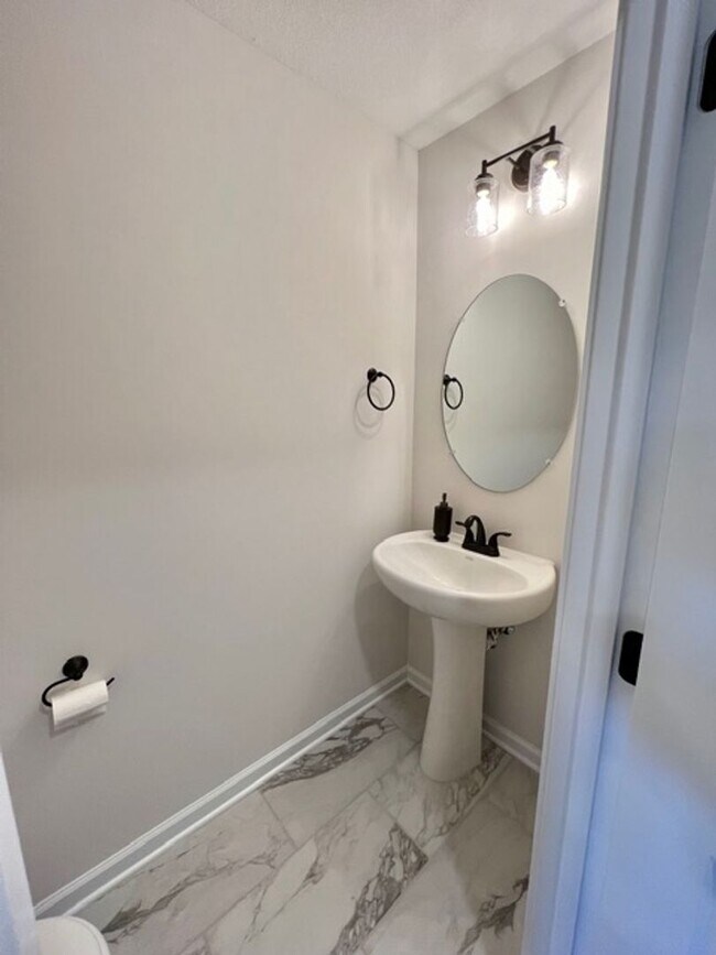 Building Photo - Beautiful Home Coming Soon!