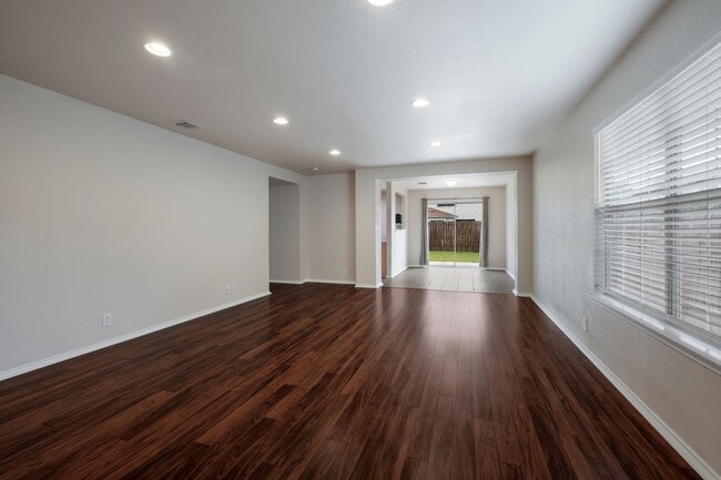 Building Photo - Well-Maintained Home with Open Layout & Great Location