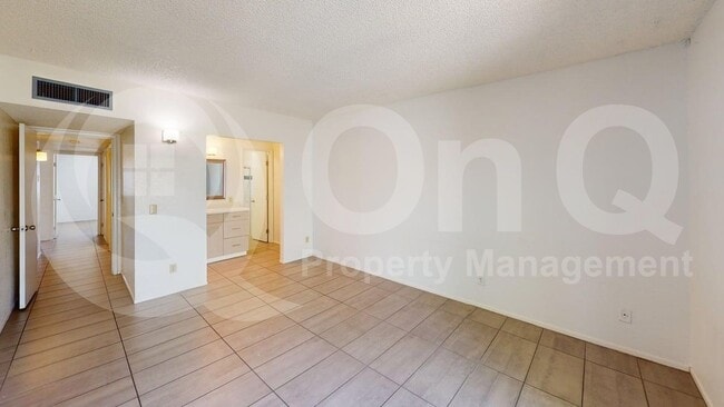 Building Photo - 3402 N Richland Dr