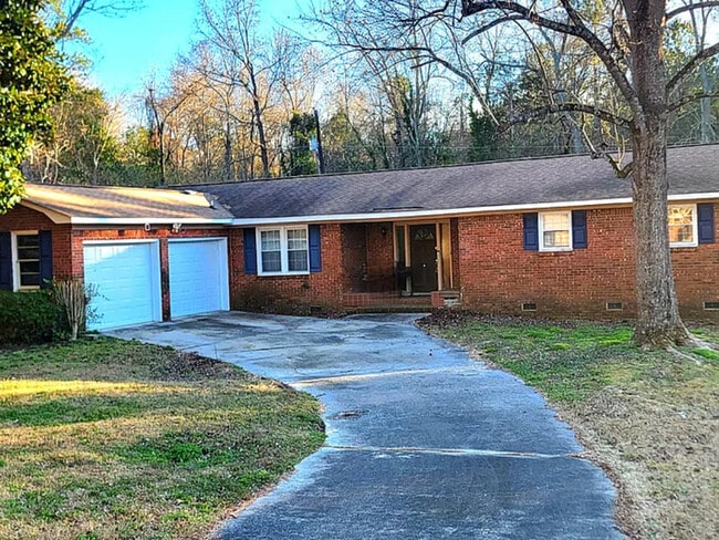 Primary Photo - Spacious 3 bedroom without plenty of yard ...