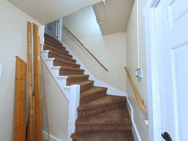 Building Photo - Adorable Apartment in Heart of Downtown Br...
