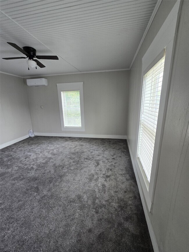Building Photo - 615 Kernohan St