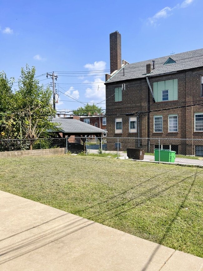 Building Photo - Lindenwood Ave 4919-4921