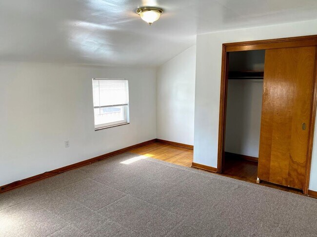 Building Photo - Nice sized Two Bedroom House!