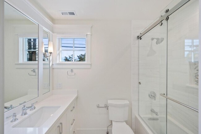 Building Photo - 261 E Bellevue Ave