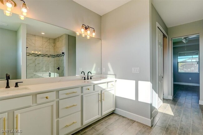 Building Photo - 428 SW 28th Pl