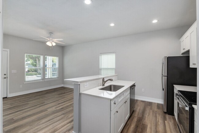 Building Photo - Stunning Brand-New 3-Bedroom, 3-Bathroom H...