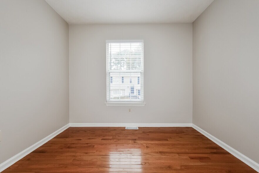 Building Photo - 5550 Emerald Glen