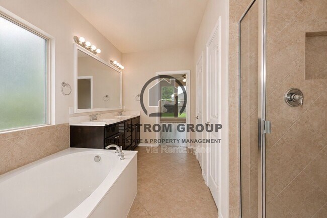 Building Photo - 3121 Hornbeam St