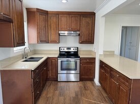 Building Photo - 2417 Huntington Ln
