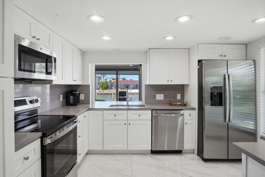 Building Photo - 455 Bayside Ave
