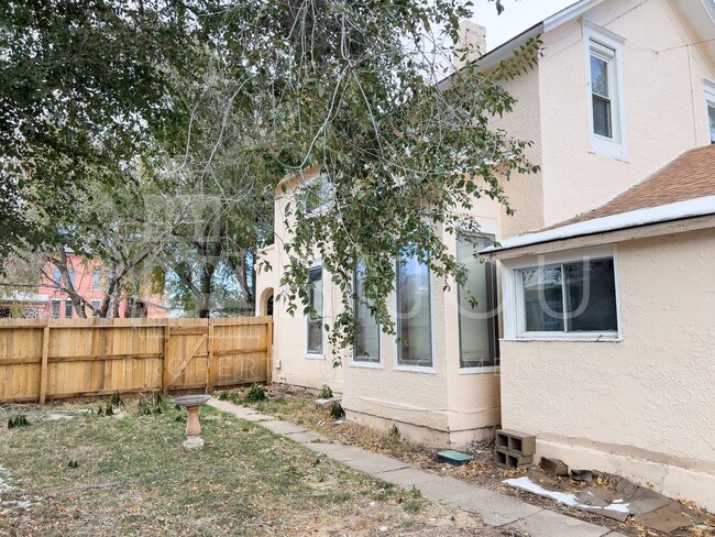 Building Photo - Downtown Two-Story Home