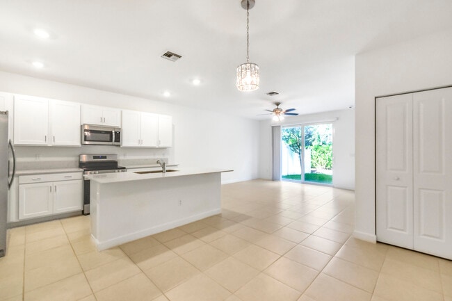 Building Photo - 4519 Hollister Ave