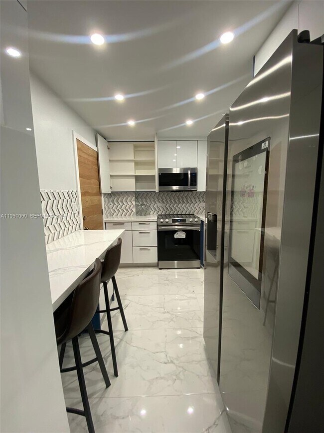 Building Photo - 5005 Collins Ave