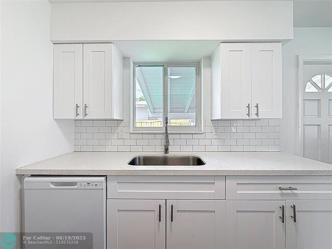 Building Photo - 50 NE 56th Ct
