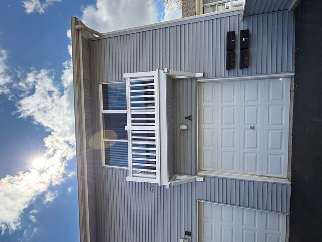 Building Photo - 330 Hampton Ct