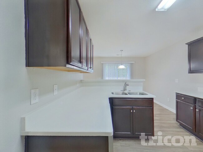 Building Photo - 750 Chariot Way