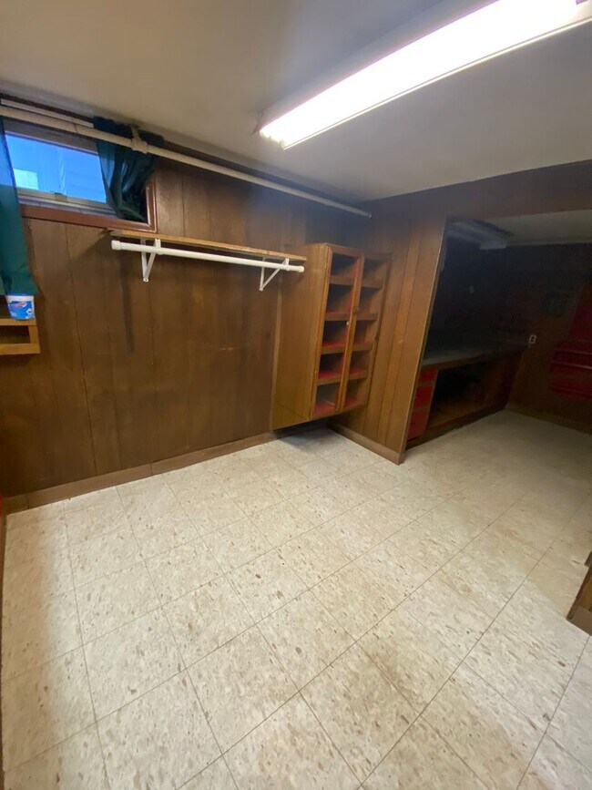 Building Photo - Cozy Home with Double Stall Garage