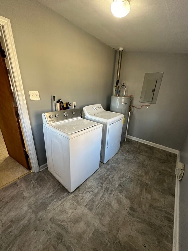 Building Photo - 3 bedroom house in Fulton Hill! Laundry, Central HVAC All electric, big fenced yard, hardwoods