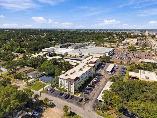 Building Photo - 2525 W Bay Dr
