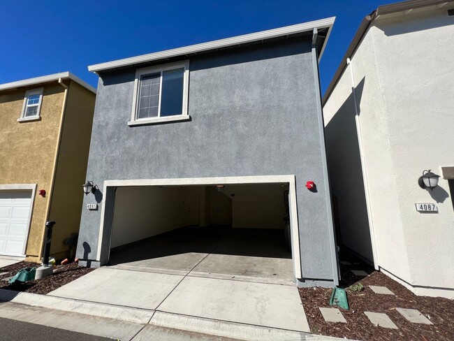 Building Photo - 3 Bed / 2.5 Bath | West Sacramento Home Av...