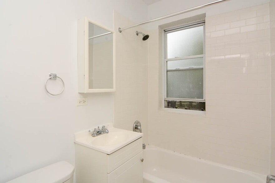 Building Photo - 2600 N Kimball Ave