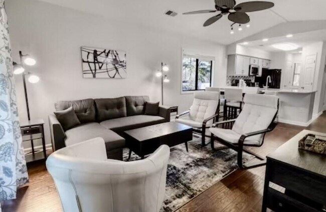 Building Photo - 4109 Pinehurst Cir