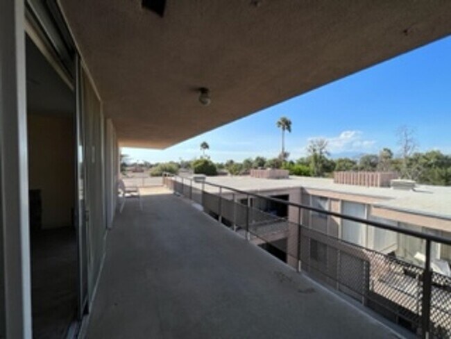 Building Photo - Available Now! 2 Bedroom, 2 Bathroom Riverside Penthouse with Views!